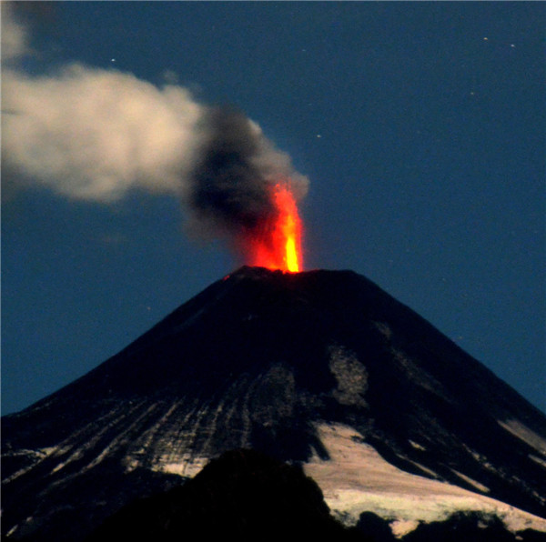 Chilean volcano continues to spew smoke and ash - China.org.cn