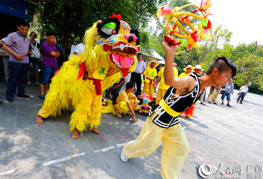 Lion dance on knifepoint in Guangxi- China.org.cn