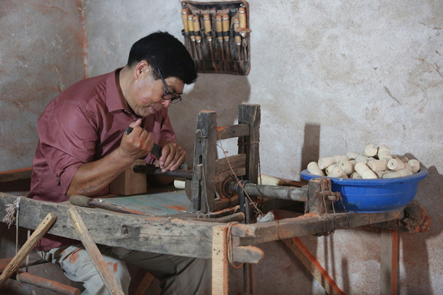 Ancient wood-cut toys still popular - China.org.cn