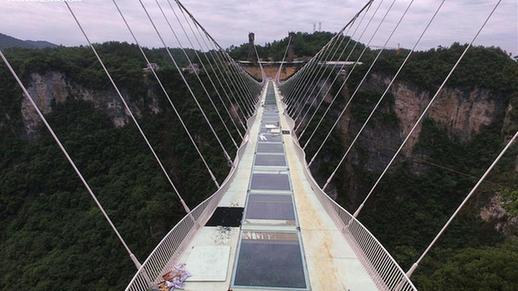 Glass bridge under construction in Hunan- China.org.cn