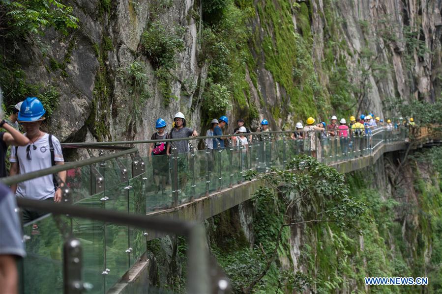 First glass skywalk seen in Dali, China's Yunnan - China.org.cn