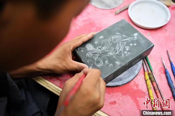 甘肃技能大师工作室：洮砚艺人巧借敦煌元素塑千年品牌文化_中国网