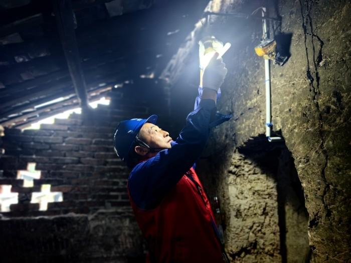 自貢電力建設集團有限公司：志願幫扶進家門 土胚房裏燈更亮_中國國情_中國網