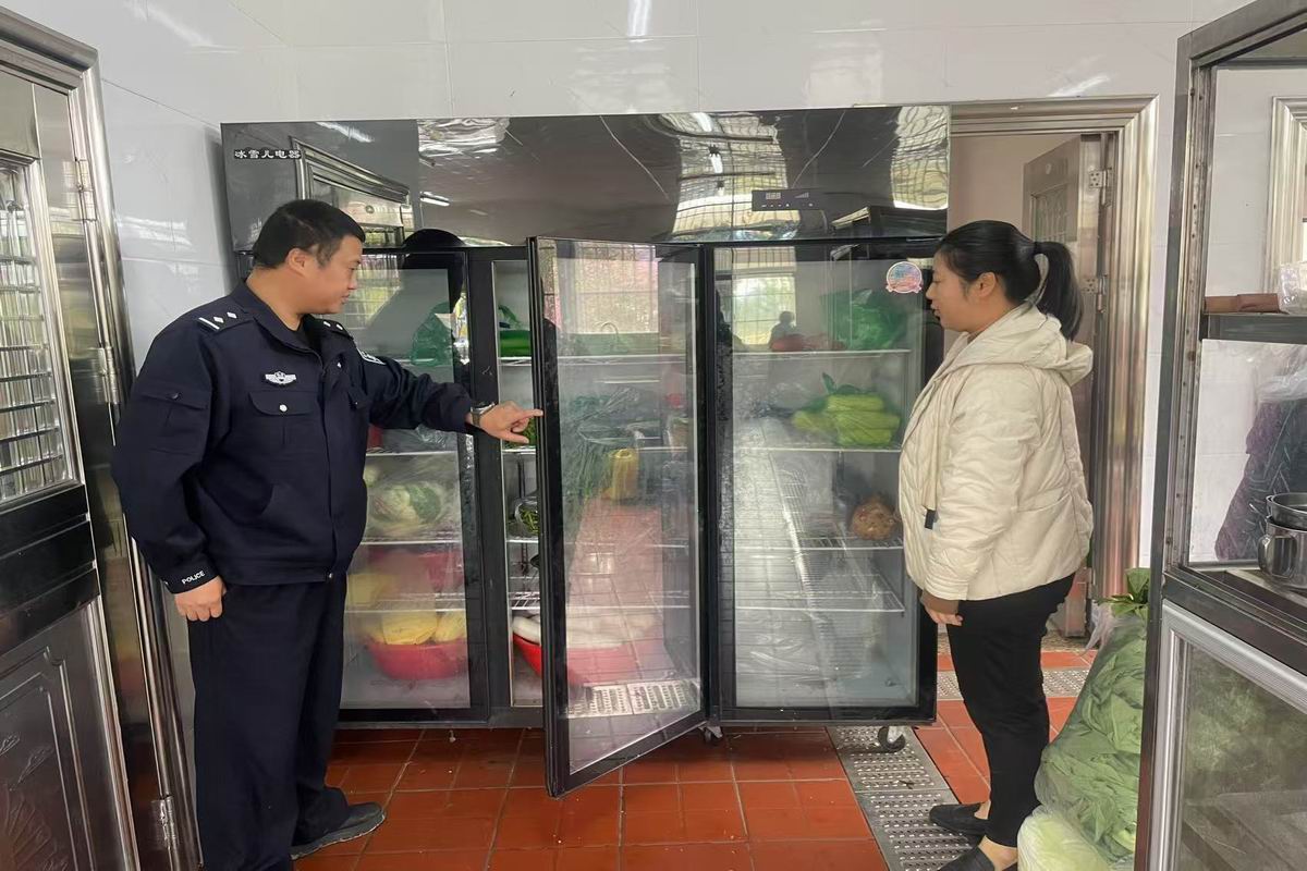 美湖派出所民警深入鑫阳矿业公司食堂开展反走私冻品检查与宣传活动_中国国情_中国网