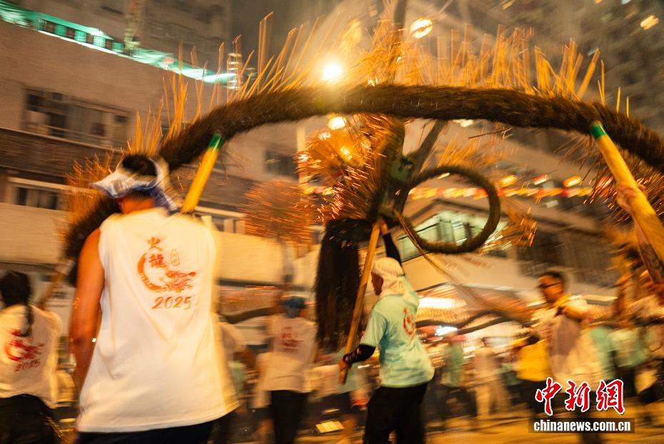 香港“大坑舞火龙”起舞庆中秋_中国网