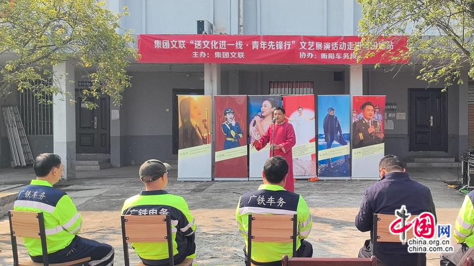 列车长刘广：文艺赋能 笔墨快板润旅途(图)