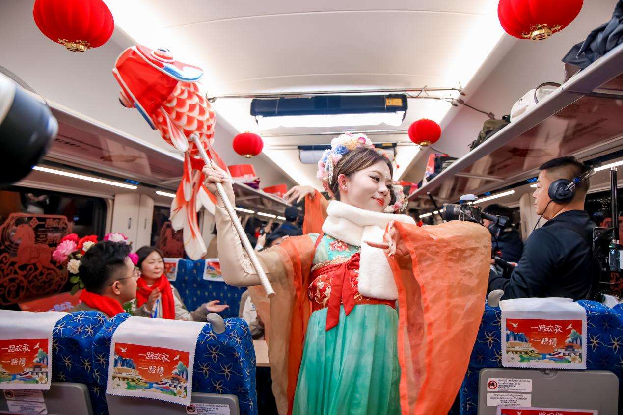 “钢铁丝路 新春和鸣”