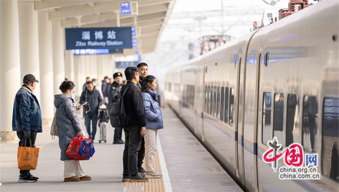 “铁轨上的年味”，是万家灯火的“奔赴”