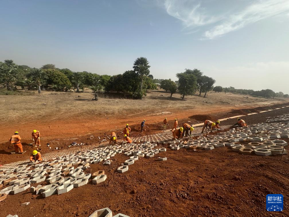 中企承建塞内加尔高速公路项目紧张冲刺