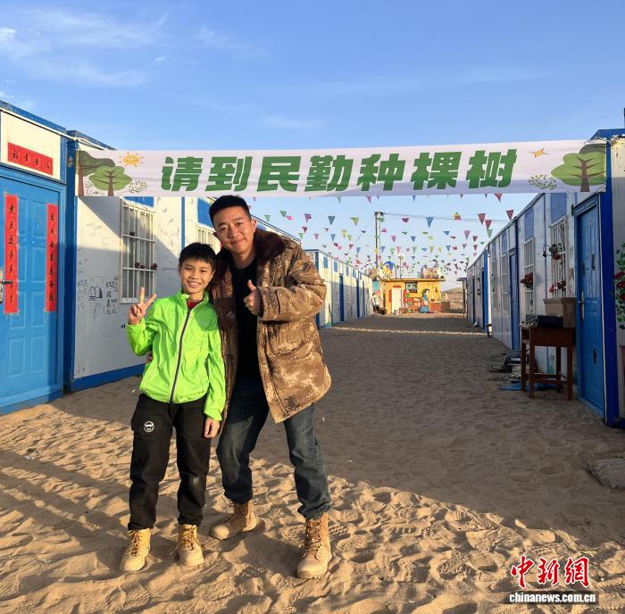 香港“小孩哥”与甘肃大漠的 “十年之约”