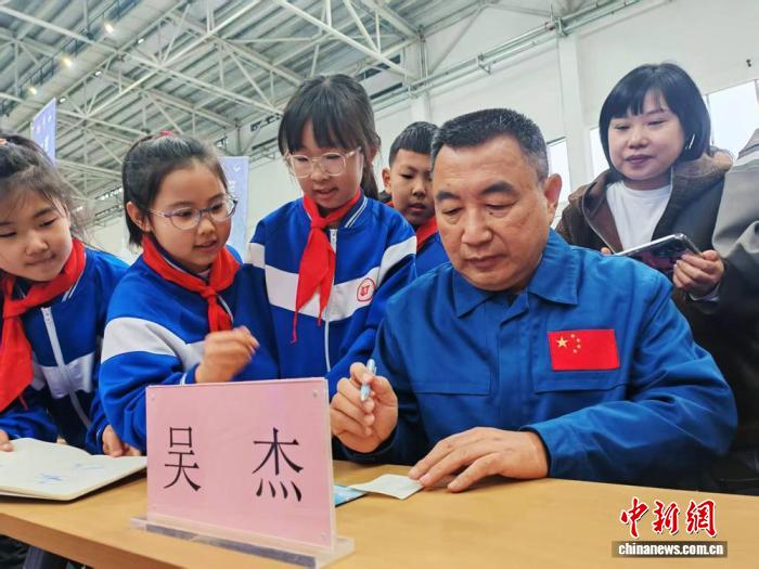 未能“飞天”的航天员吴杰:努力成就另一种“抵达”_中国网