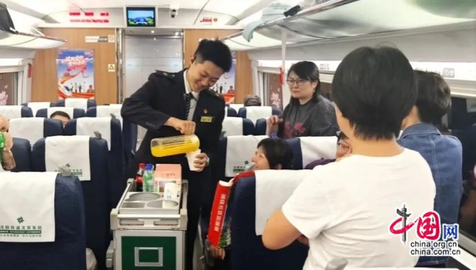 深夜专列暖心发车 流动窗口传递城市温度