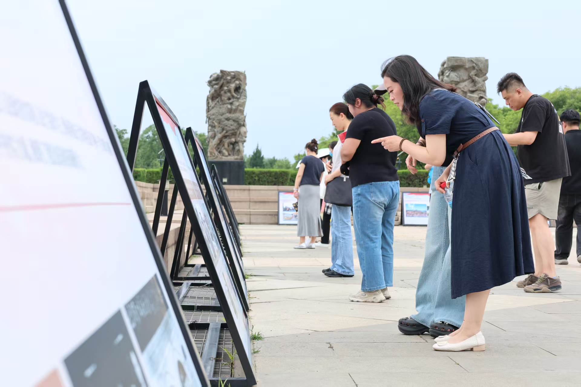 百余张照片串联丰台发展历程 北京丰台区庆祝建党105周年专题展在抗战雕塑园开幕