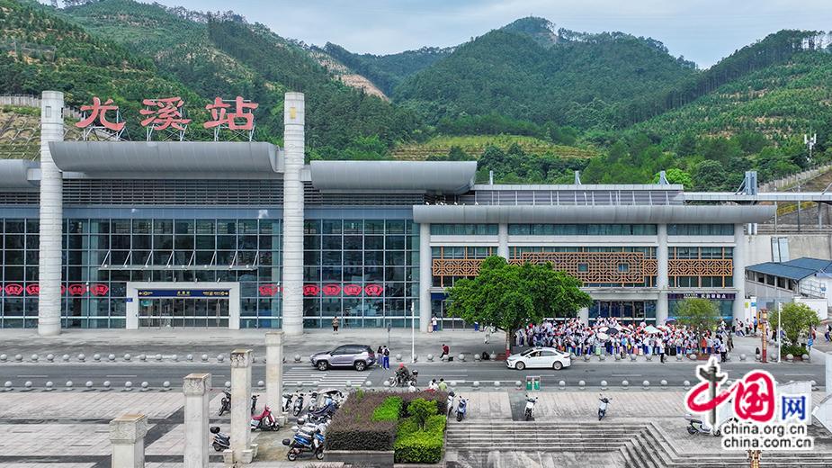 福建：闽中地区今年开出首趟研学专列(组图)