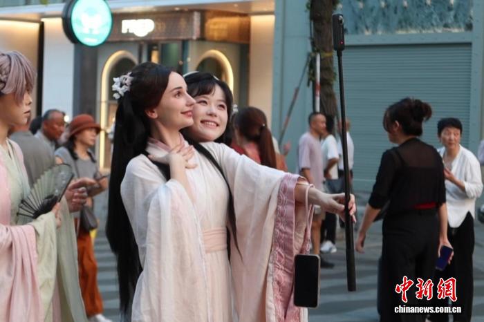 从汉字到汉服：澳大利亚姑娘的中国情缘