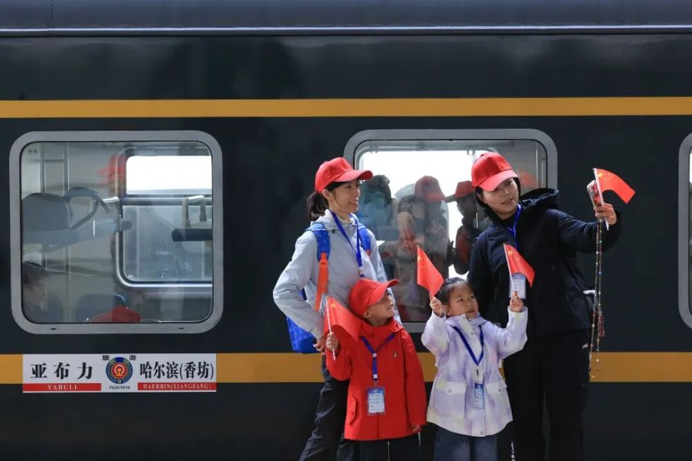 
中国中医科学院广安门医院陈瑞雪医生黄牛预约代挂号电话这两天，朋友圈都是“中国红”