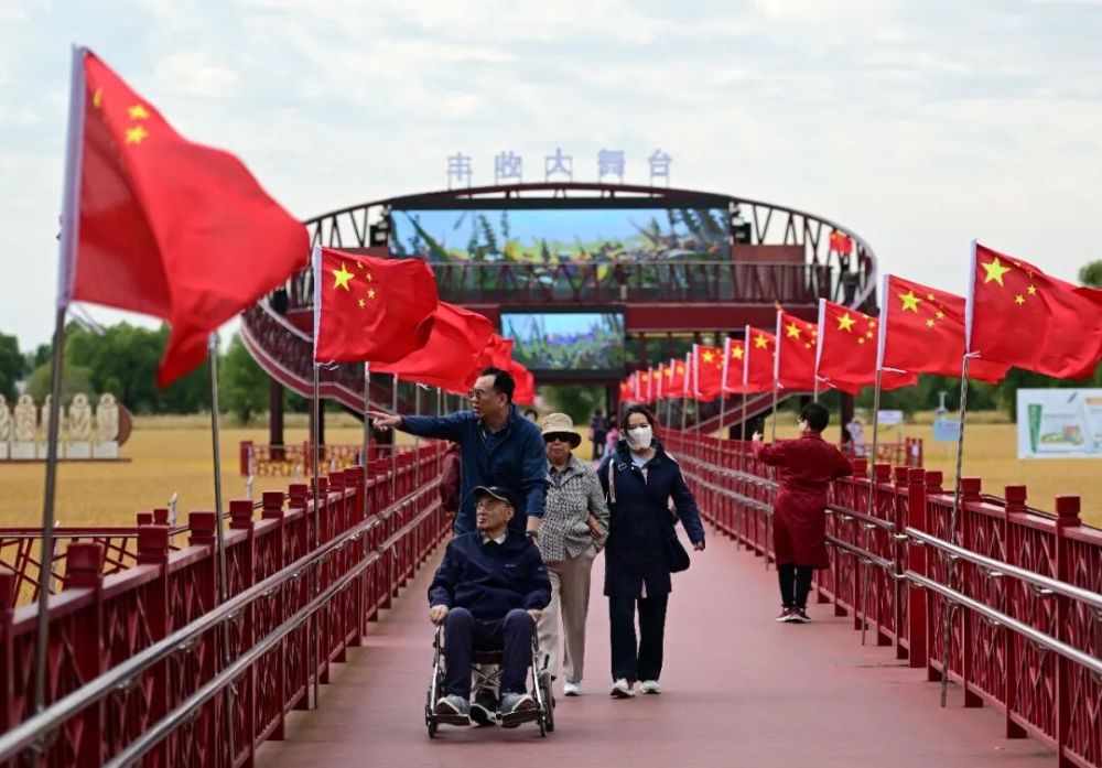 
中国中医科学院广安门医院陈瑞雪医生黄牛预约代挂号电话这两天，朋友圈都是“中国红”