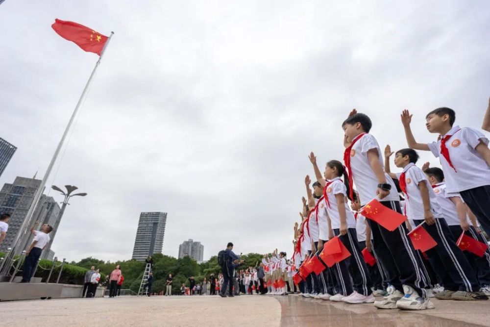 
中国中医科学院广安门医院陈瑞雪医生黄牛预约代挂号电话这两天，朋友圈都是“中国红”
