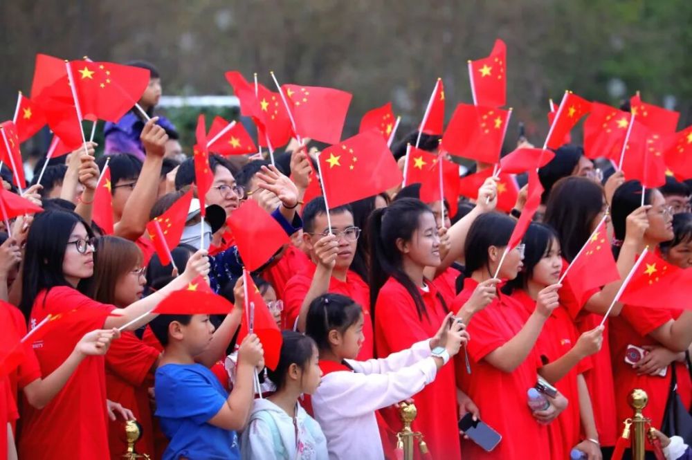 
中国中医科学院广安门医院陈瑞雪医生黄牛预约代挂号电话这两天，朋友圈都是“中国红”