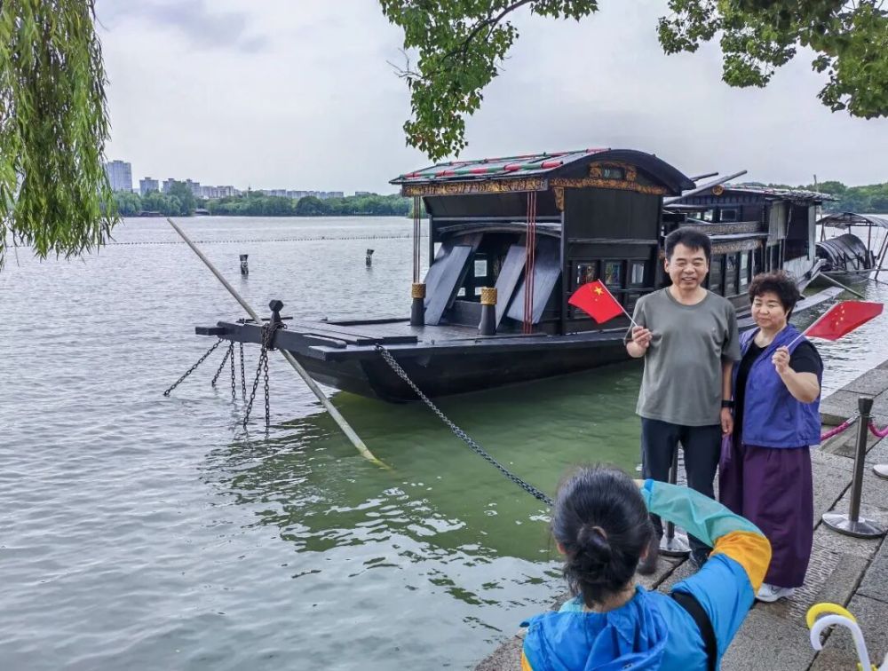 
中国中医科学院广安门医院陈瑞雪医生黄牛预约代挂号电话这两天，朋友圈都是“中国红”