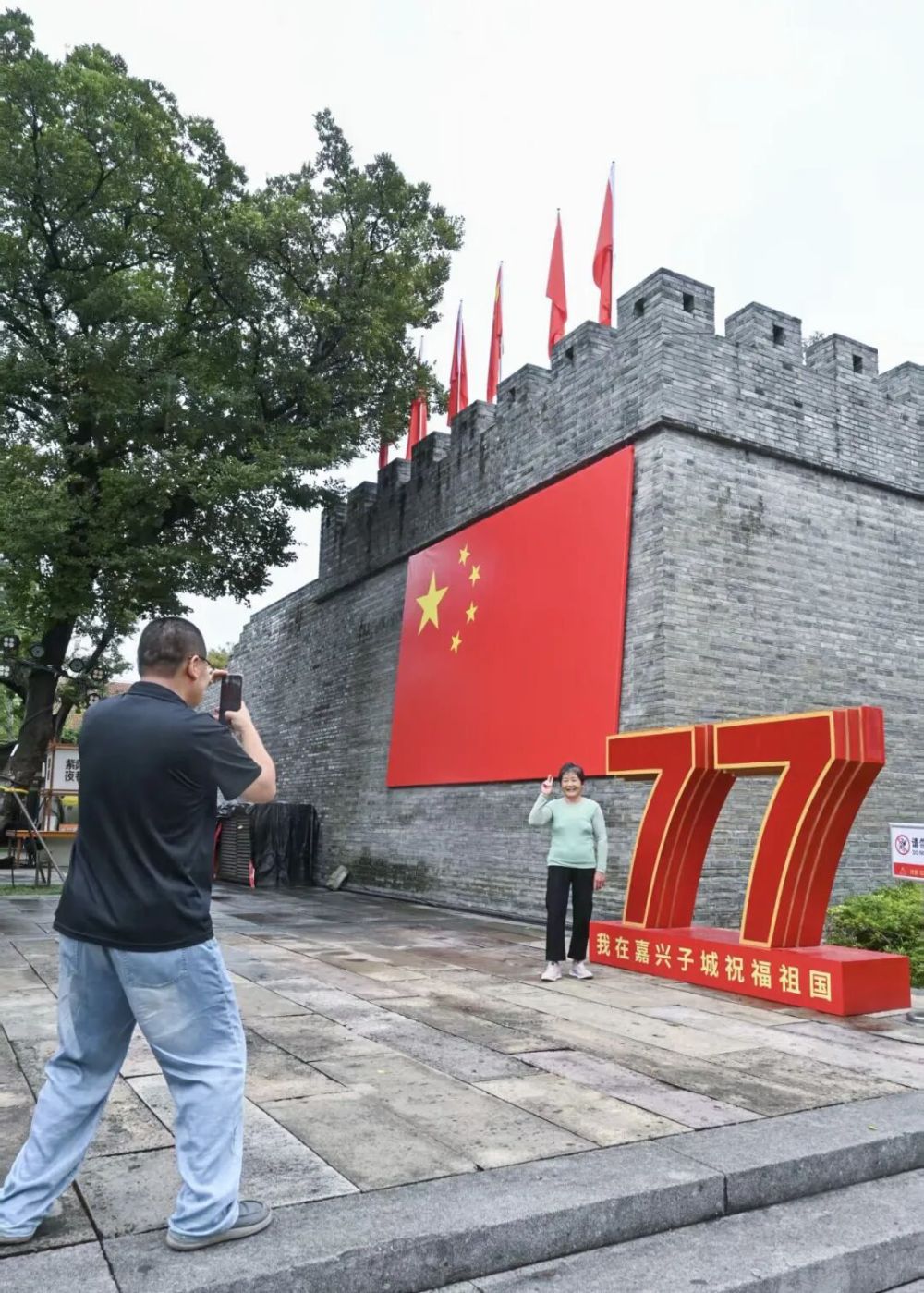 
中国中医科学院广安门医院陈瑞雪医生黄牛预约代挂号电话这两天，朋友圈都是“中国红”