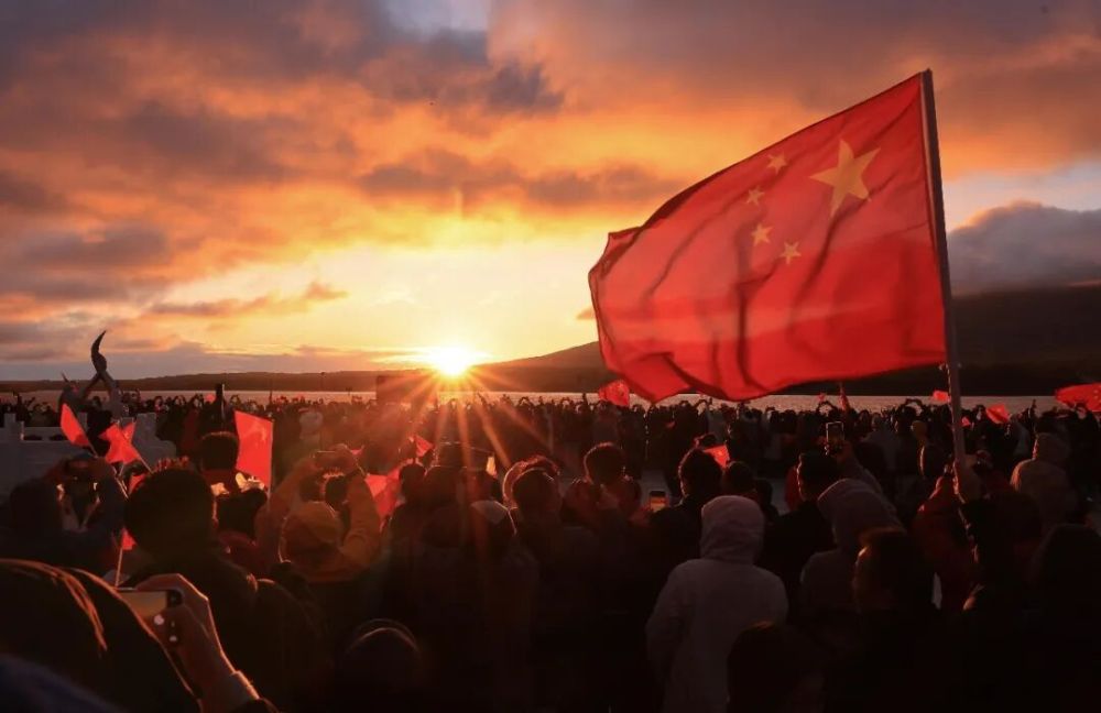 
中国中医科学院广安门医院陈瑞雪医生黄牛预约代挂号电话这两天，朋友圈都是“中国红”