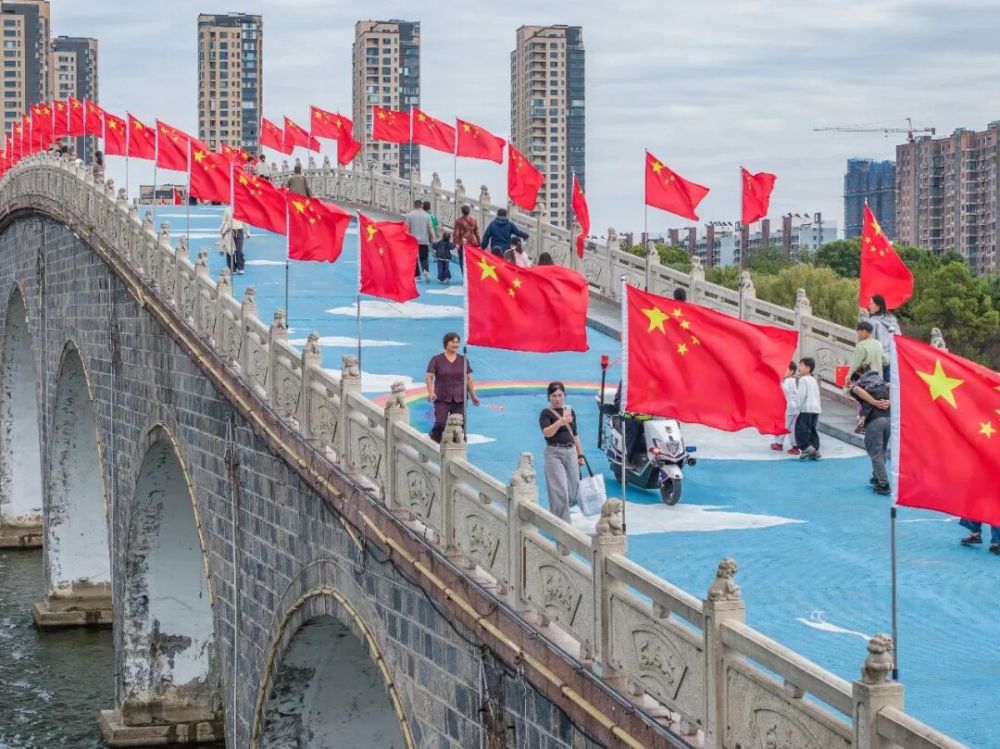 
中国中医科学院广安门医院陈瑞雪医生黄牛预约代挂号电话这两天，朋友圈都是“中国红”