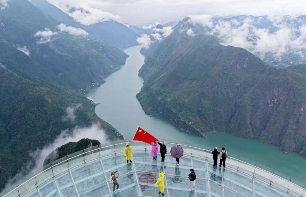 
中国中医科学院广安门医院陈瑞雪医生黄牛预约代挂号电话这两天，朋友圈都是“中国红”