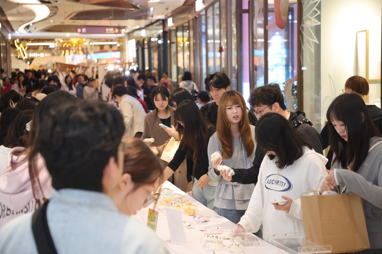 
重庆医科大学附属第二医院李小凤医生黄牛预约代挂号电话开局之年看中国·潮涌荆楚丨“心价比”崛起：情绪消费成国庆消费新主角