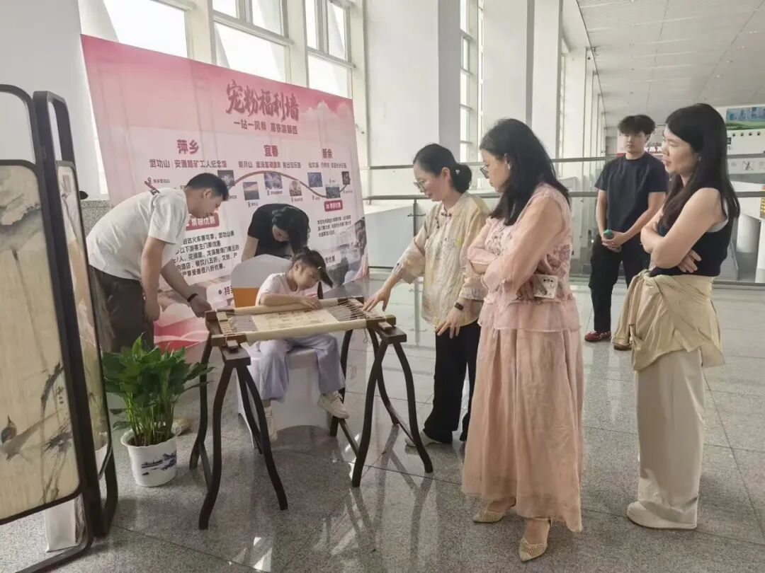 
复旦大学附属眼耳鼻喉科学院陈臻医生黄牛预约代挂号电话我的铁路风景｜候车室里搭“文化集市”，将赣西三地风光送到旅客身边！