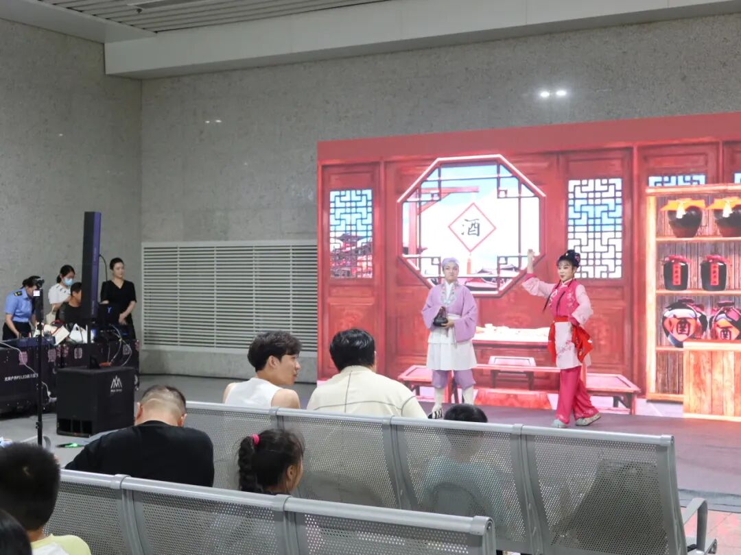 
复旦大学附属眼耳鼻喉科学院陈臻医生黄牛预约代挂号电话我的铁路风景｜候车室里搭“文化集市”，将赣西三地风光送到旅客身边！