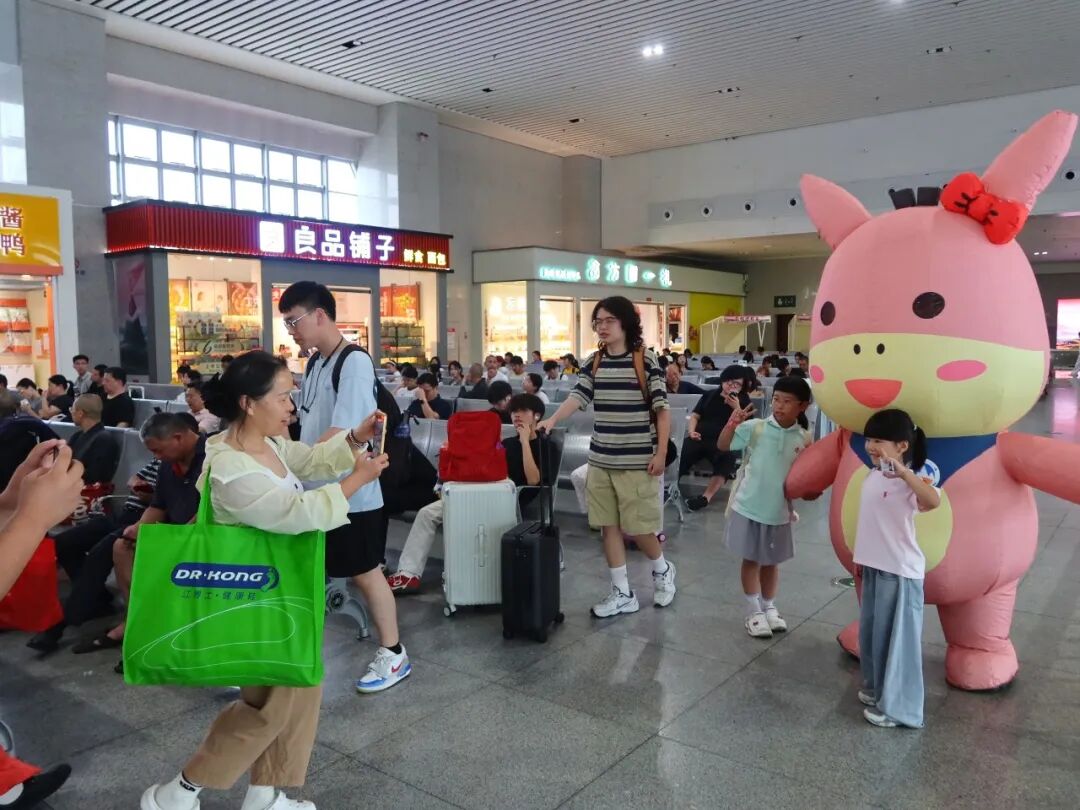 
复旦大学附属眼耳鼻喉科学院陈臻医生黄牛预约代挂号电话我的铁路风景｜候车室里搭“文化集市”，将赣西三地风光送到旅客身边！