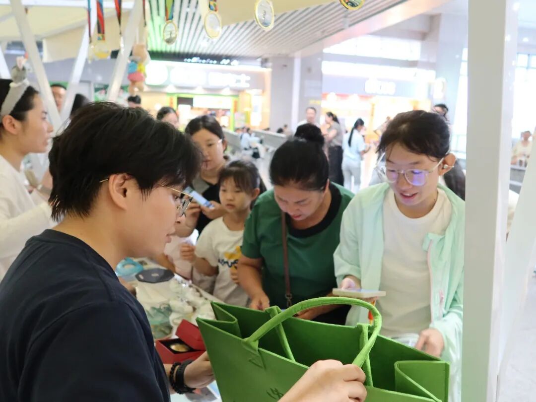
复旦大学附属眼耳鼻喉科学院陈臻医生黄牛预约代挂号电话我的铁路风景｜候车室里搭“文化集市”，将赣西三地风光送到旅客身边！