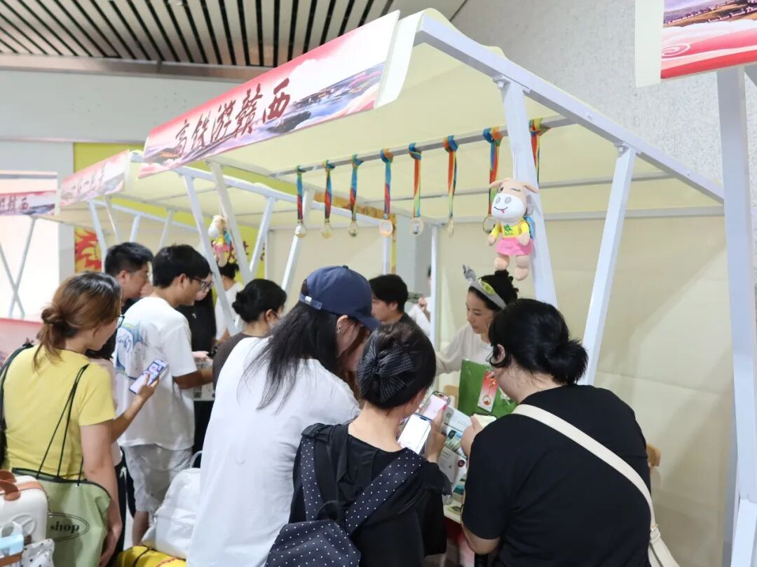 
复旦大学附属眼耳鼻喉科学院陈臻医生黄牛预约代挂号电话我的铁路风景｜候车室里搭“文化集市”，将赣西三地风光送到旅客身边！