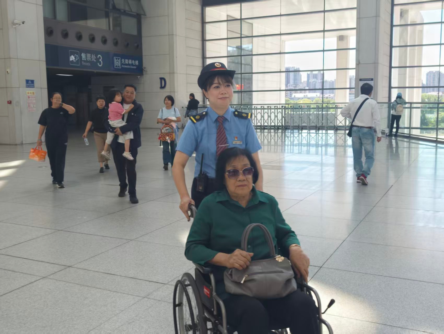 
北大肿瘤医院黄牛号贩子票贩子代网上预约代挂号电话追光的你丨百姓的“小确幸”绘就城市幸福底色
