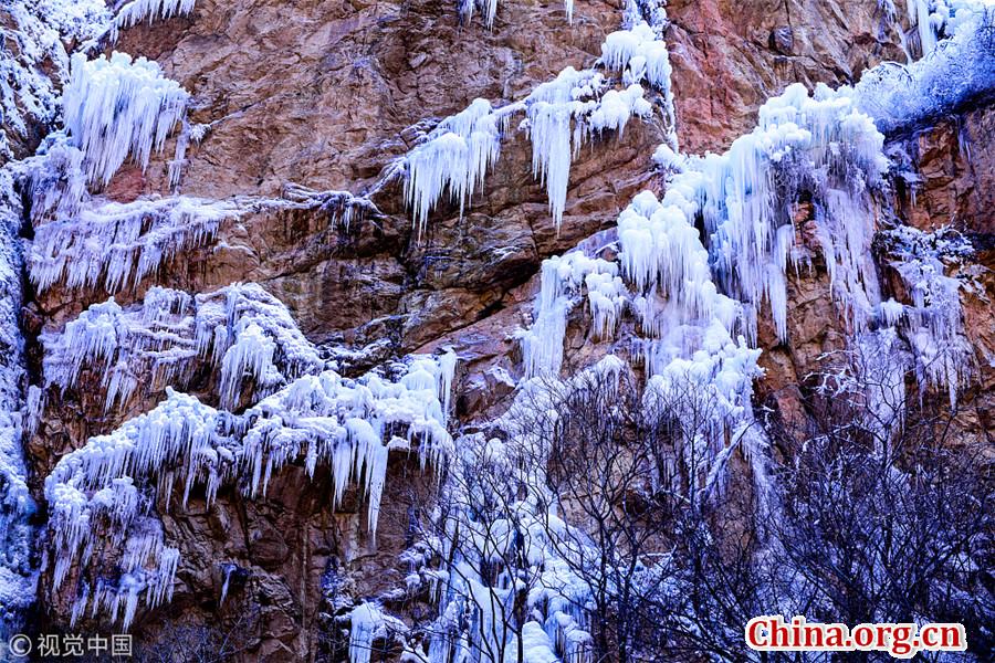 Icefall scenery at Miaofeng mountain scenic spot in Beijing - China.org.cn