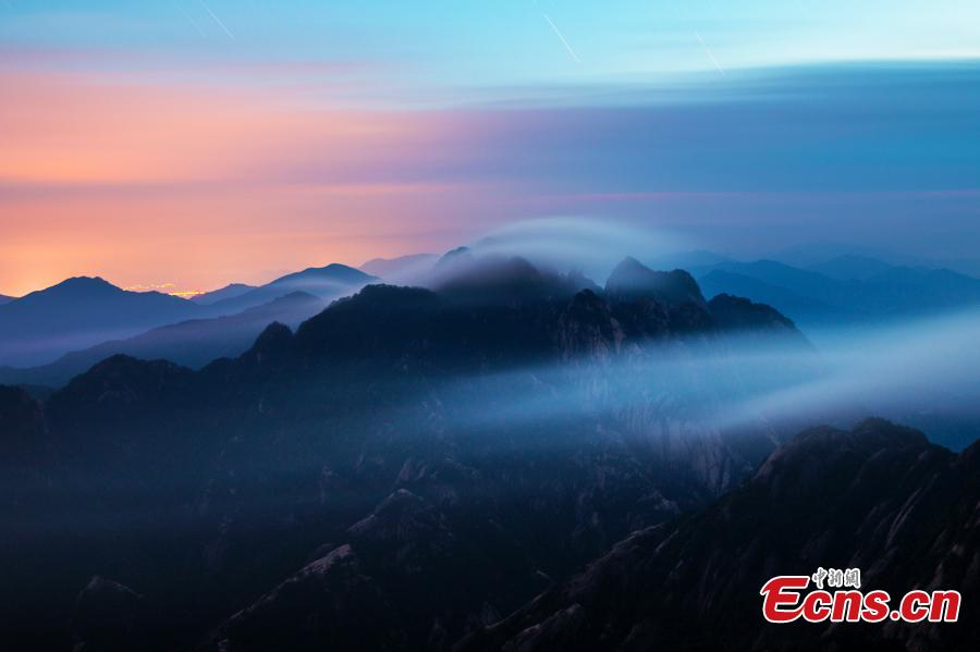 Sunset glow casts fantastic colors on Huangshan Mountain- China.org.cn