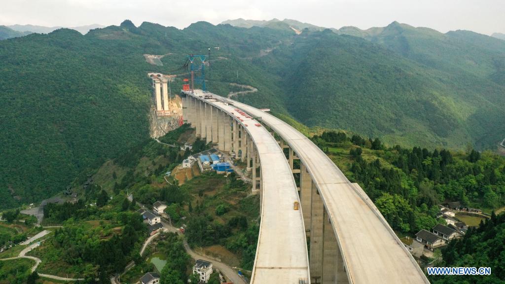 Dafaqu grand bridge of Renhuai-Zunyi expressway under construction in ...