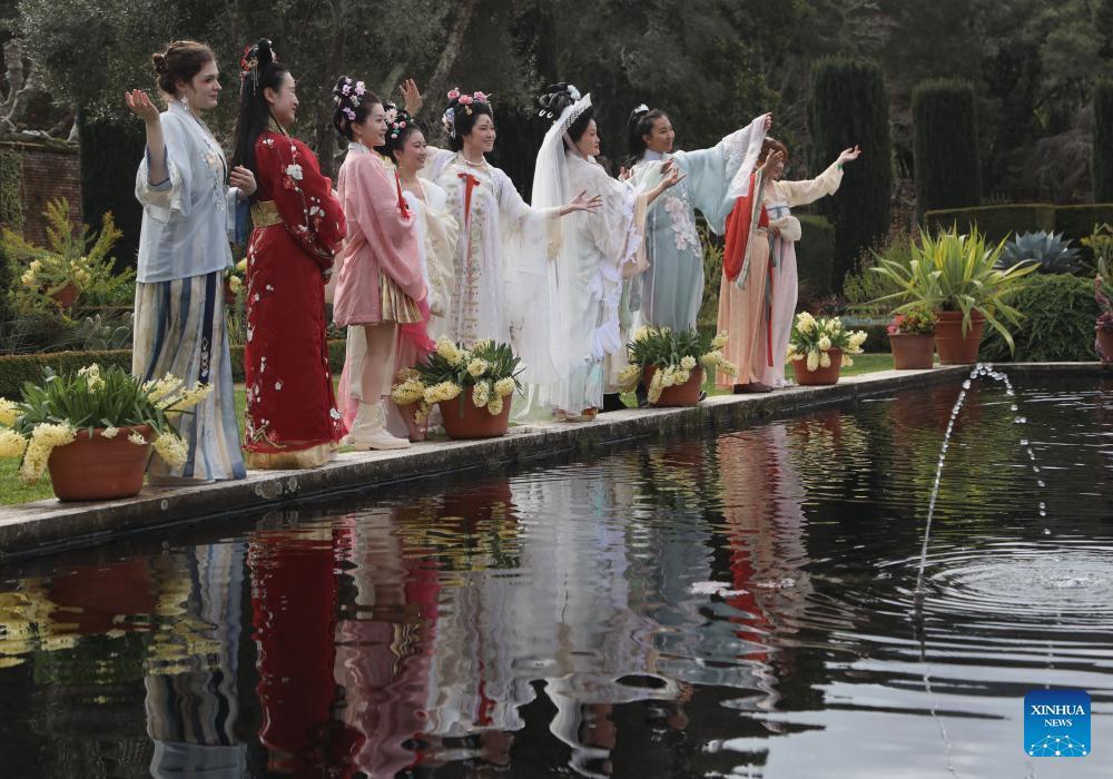 Spring outing in traditional Chinese clothing - China.org.cn